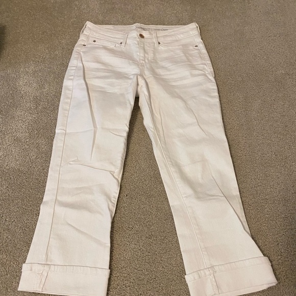 Signature Modern Capri Levi Strauss - Picture 3 of 12